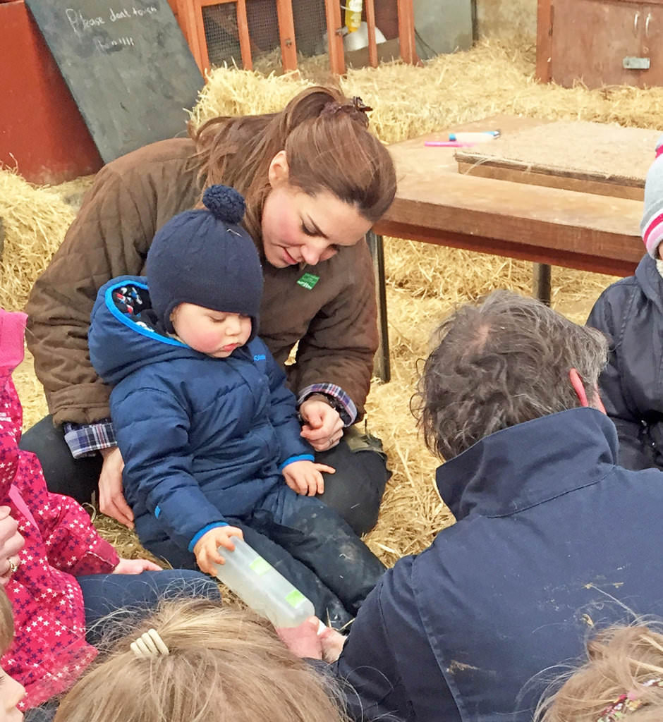 Kate-Middleton-Prince-George-Petting-Zoo-Pictures